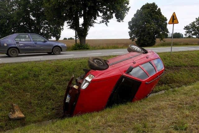 Samochód wypadł z drogi na trasie Przecław - Kołbaskowo.