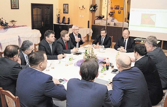 Szkolenie w Krynicy trwało dwa dni. W spotkaniu z wicemarszałkiem i przedstawicielami urzędu marszałkowskiego uczestniczyli wyłącznie wójtowie i burmistrzowie związani z PO i PSL