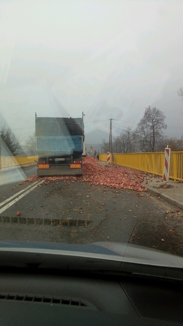 Po kolizji ciężarówek jabłka wysypały się na drogę
