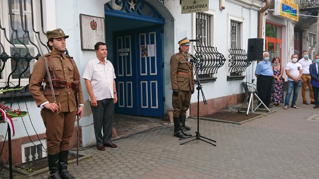 9 sierpnia 1914 roku żołnierze komendanta Józefa Piłsudskiego wkroczyli do Jędrzejowa, tak zaczynał się marsz Polaków ku niepodległości. W rocznicę tamtych wydarzeń, w niedzielę 9 sierpnia 2020 roku po raz 55. uczestnicy Marszu Szlakiem Pierwszej Kompanii Kadrowej po raz kolejny zameldowali się w rynku i w klasztorze w Jędrzejowie. Uroczystości w Jędrzejowie odbyły się tradycyjnie w bardzo podniosłej atmosferze.Pierwsza Kompania Kadrowa zawitała do Jędrzejowa. O godzinie 12 w Archiopactwie Cystersów rozpoczęła się uroczysta msza święta, w której uczestniczyli nie tylko maszerujący, ale również przedstawiciele władz i liczni mieszkańcy.Zaraz po mszy świętej Kadrówka przemaszerowała na jędrzejowski rynek. Tam odbył się uroczysty apel przed tablicą pamiątkową znajdującą się przy wejściu do Muzeum imienia Przypkowskich. Na miejscu w uroczystości uczestniczył były dyrektor muzeum, Piotr Przypkowski.W uroczystościach na rynku uczestniczyły władze województwa powiatu i gminy, delegacja Marszu (tym razem, ze względu na koronawirusa mniej liczna niż każdego roku), a także kawaleria marszowa.Głos zabrali komendant Marszu Szlakiem Pierwszej Kompanii Kadrowej Dionizy Krawczyński, starosta jędrzejowski Paweł Faryna oraz burmistrz Jędrzejowa Marcin Piszczek. Delegacje, złożyły pod tablicą wiązanki kwiatów oraz zapalili znicze.Po uroczystościach na rynku Kadrówka przemaszerowała do miejsca zakwaterowania, to znaczy do Zespołu Szkół numer 2 imienia generała Stefana Roweckiego "Grota".W niedzielnych uroczystościach w Jędrzejowie uczestniczyli: wicemarszałek województwa świętokrzyskiego Marek Bogusławski, starosta jędrzejowski Paweł Faryna, wicestarosta Maria Barańska, burmistrz Jędrzejowa Marcin Piszczek, przewodniczący rady powiatu Marek Mentel, były dyrektor Muzeum imienia Przypkowskich, Piotr Przypkowski, mieszkańcy Jędrzejowa i inni.W poniedziałek, 10 sierpnia Kadrówka po ostatnich porannych uroczystościach w Jędrzejowie, wyruszy w stronę Choin.Zobaczcie na kolejnych slajdach Kadrówka 2020 w Jędrzejowie