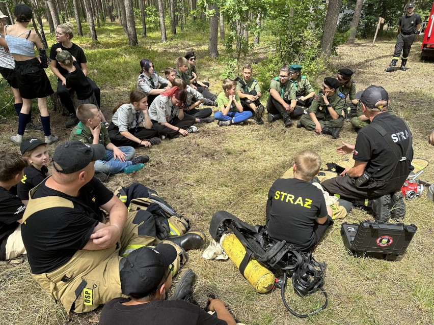Strażacy z wizytacją i warsztatami w Bazie Obozowej Hufca Ziemi Zawierciańskiej w Kostkowicach
