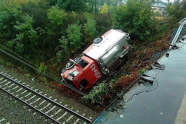 Wóz strażacki wpadł w poślizg i spadł z wiaduktu kolejowego.