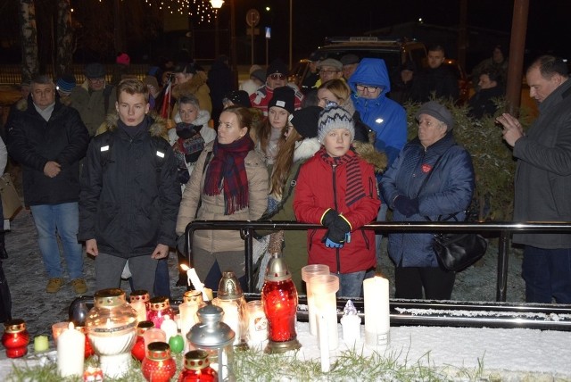 Skierniewiczanie oddali hołd Pawłowi Adamowiczowi, zamordowanemu w niedzielę prezydentowi Gdańska. Spotkali się się w poniedziałek, 14 stycznia, przed Centrum Kultury i Sztuki.