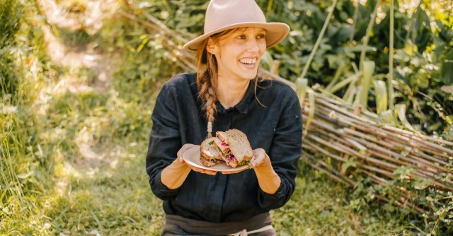 Nina Bojda prowadzi portal Jedzenie w terenie. Gotuje w plenerze i promuje zdrowe, sezonowe produkty