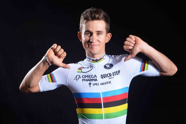 Michał Kwiatkowski przez rok będzie startował w tęczowej koszulce mistrza świata.