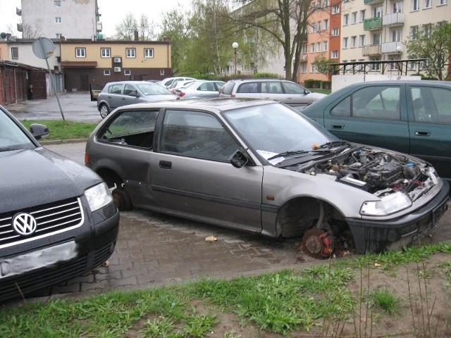 Wrak hondy stoi tu od wielu miesięcy. Wokół pełno ładnych aut, a tu taki wrzód na zadbanym osiedlu.