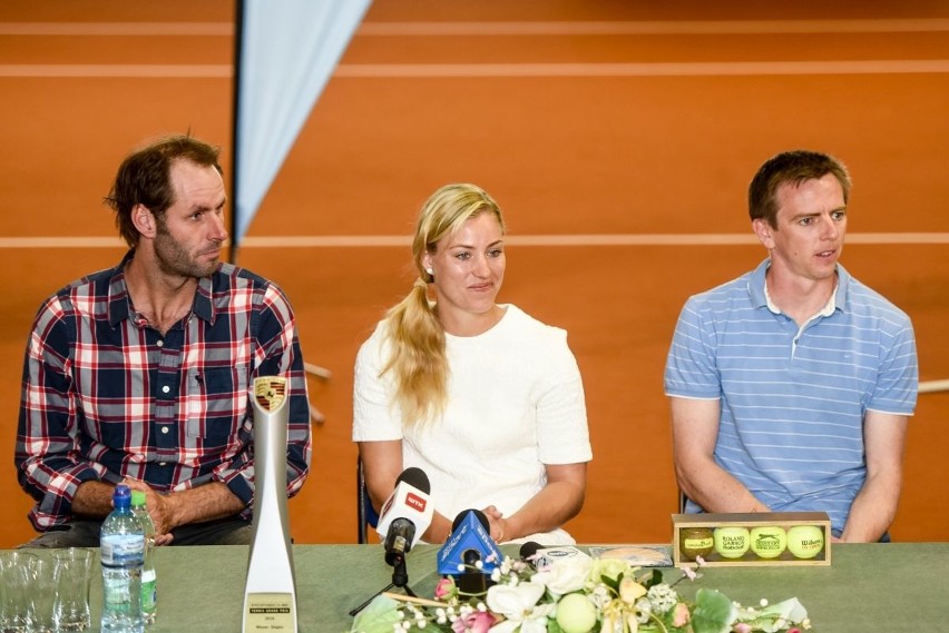 Puszczykowo: Angelique Kerber pokazała puchar za wygranie...