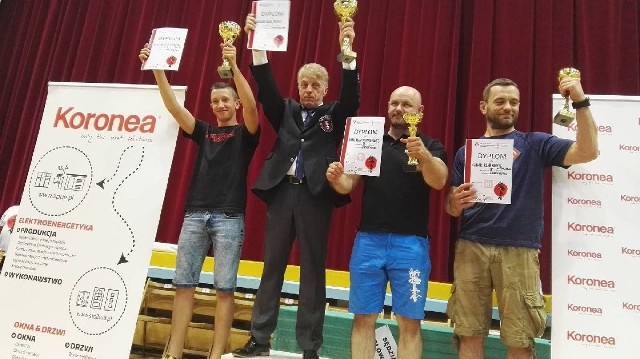 Skarżysko wywalczyło drugie miejsce w lidze karate. Trofeum dla klubu odebrał zawodnik Kacper Zaborski (pierwszy z lewej).