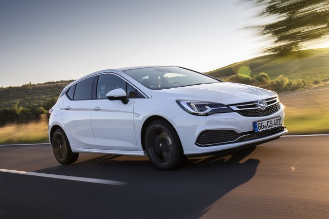 Opel wprowadza najnowszy adaptacyjny tempomat (ACC) do pojazdów kompaktowych. Astra hatchback i Astra Sports Tourer z sześciostopniową automatyczną przekładnią zostały wyposażone w tempomat działający w oparciu o radar i przednią kamerę samochodu.Fot. Opel