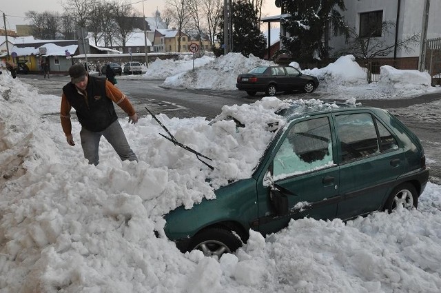 Przy parkowaniu samochodów należy zwrócić uwagę, czy przypadkiem nad samochodem nie znajduje się śnieżny nawis