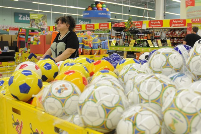 Stoisko z mundialowymi piłkami w bydgoskim Tesco