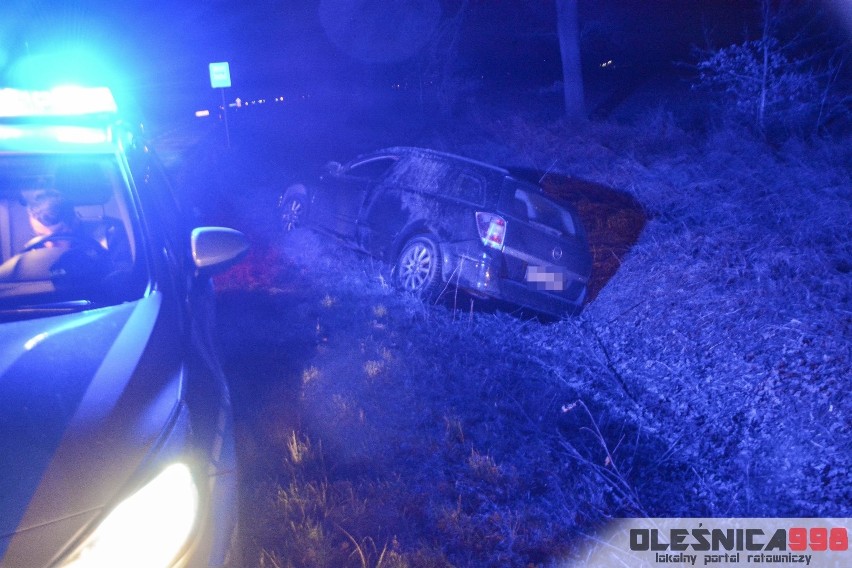 Wypadek pod Oleśnicą. Astra wjechała do rowu (ZDJĘCIA)