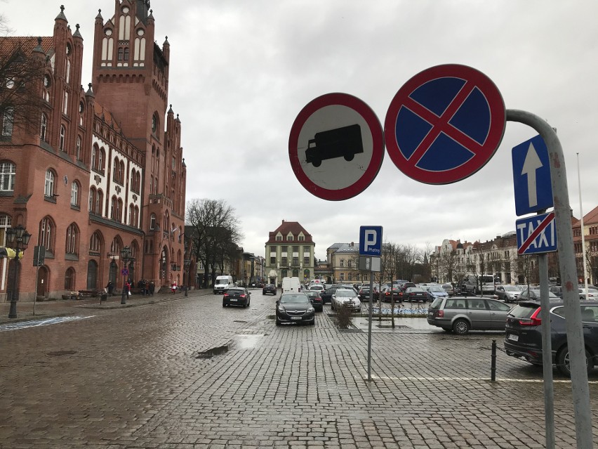 Plac Zwycięstwa zagadką dla kierowców. Trzeba uważać na tych z prawej