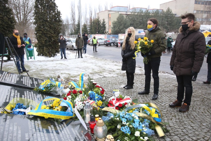 Obchody Tragedii Górnośląskiej w cieniu pandemii. Nie było tradycyjnego Marszu na Zgodę. Tylko kwiaty, znicze i dystans społeczny