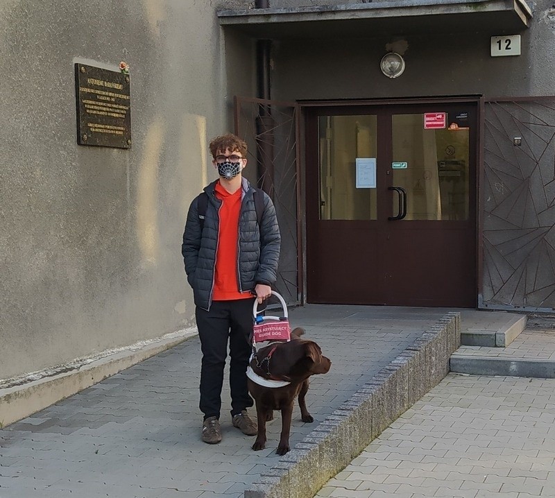 W Międzynarodowym Dniu Psa Przewodnika Dominik Dusza opowiada o swoim psie, dzięki któremu studiuje na Uniwersytecie Śląskim w Katowicach 