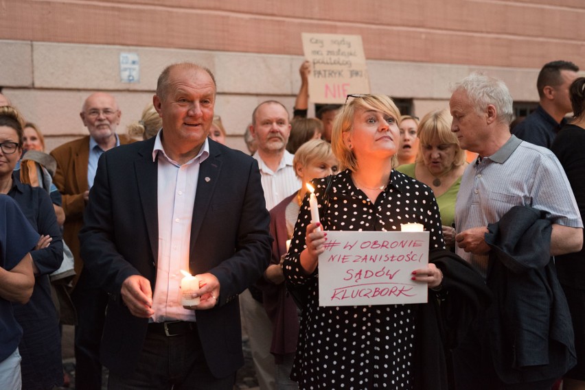 Łańcuch Światła w Opolu. Ponad 500 osób protestowało w Opolu...