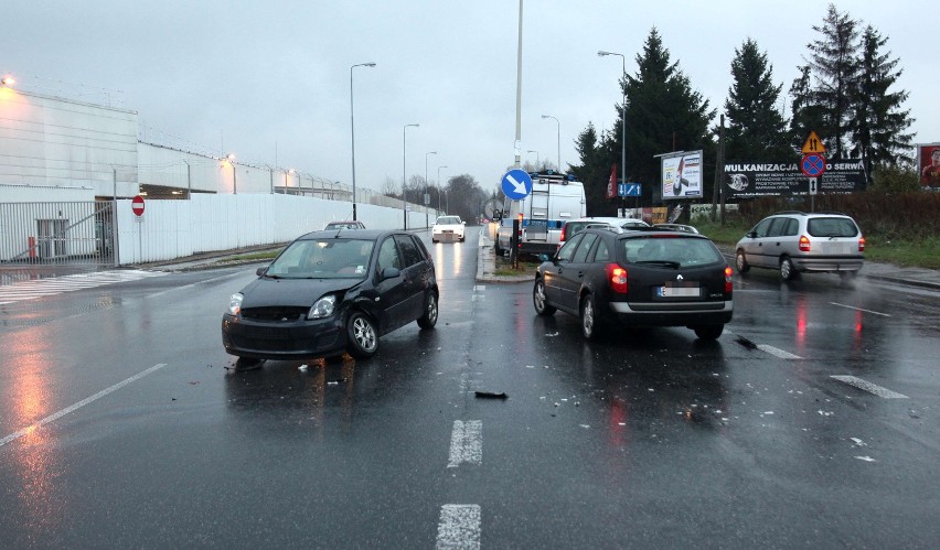 Wypadek na Kolumny. Ford zderzył się z fiatem [zdjęcia]