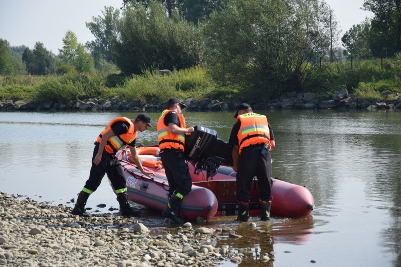 Strażacy i policja początkowo prowadzili poszukiwania w...