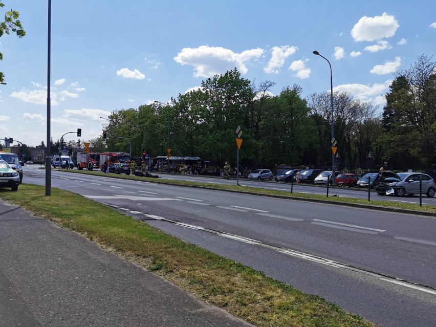 Groźny wypadek w Poznaniu. Samochód zderzył się z motocyklem...