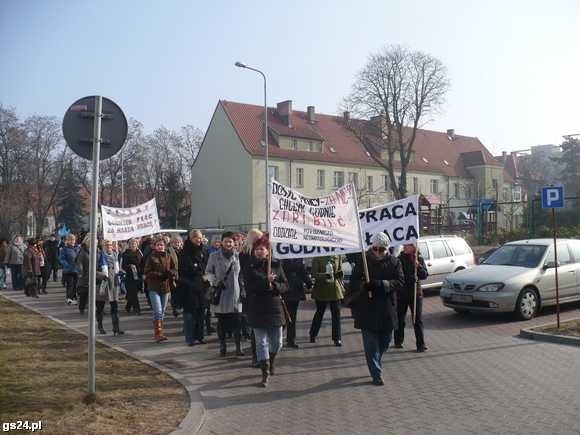 W pikiecie 4 marca w Stargardzie wzięło udział kilkadziesiąt pielęgniarek i położnych. - Żądamy wyższych pensji! - wykrzykiwały siostry.