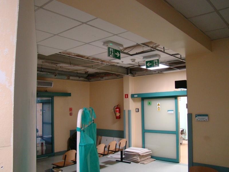 Oświęcim. Na oddziale ratunkowym w szpitalu powiatowym odpadły kasetony z podwieszanego sufitu [ZDJĘCIA]