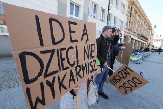 Strajk nauczycieli 2019 w Białymstoku. Białostoczanie poparli nauczycieli przed Kuratorium Oświaty