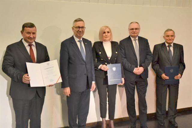 Roman Białek (na zdjęciu pierwszy z lewej, podczas odbierania tegorocznego wyróżnienia od Ministra Rodziny, Pracy i Polityki Społecznej ) za swoją pracę dostał pokaźne nagrody finansowe.