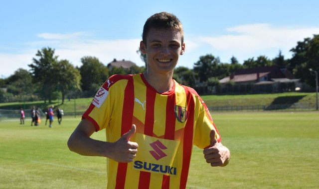 W ciekawym meczu Centralnej Ligi Juniorów do 17 lat piłkarze Korony Kielce wygrali z Hutnikiem Kraków 3:1. Pierwszą bramkę zdobył Bartosz Kralka w 16 minucie, tuż przed przerwą drużyna Michała Gębury i Marka Graby podwyższyła na 2:0 po strzale Kacpra Żabki w 45 minucie. Na początku drugiej połowy kontaktowego gola strzelili goście - Mateusz Zębala w 53 minucie, ale decydujący cios należał do Korony. Odniosła ona zasłużone zwycięstwo, a wynik spotkania w 84 minucie ustalił Michał Pokora. Szczegóły na kolejnych slajdach. (dor)