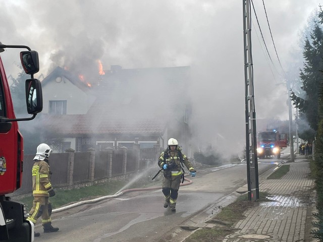 We wtorek (21 marca) w Myśliszowie w powiecie dzierżoniowskim wybuchł pożar domu jednorodzinnego. Spłonął dach, a w akcji uczestniczyło osiem zastępów straży pożarnej. Przesuwaj slajdy, klikając w strzałki, używaj klawiszy lub gestów