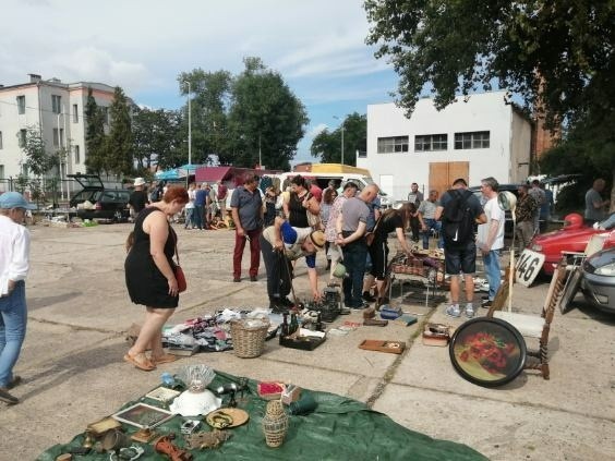 Przybywa miłośników staroci. Są i kupujący, i sprzedający. Samo oglądanie przedmiotów z duszą sprawia dużo przyjemności