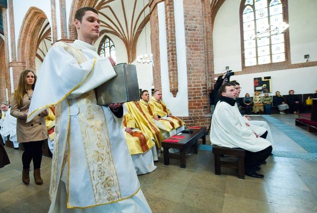 Na zdjęciu: Podczas wczorajszej Mszy Krzyżma św. w koszalińskiej katedrze, księża odnowili kapłańskie przyrzeczenie. 