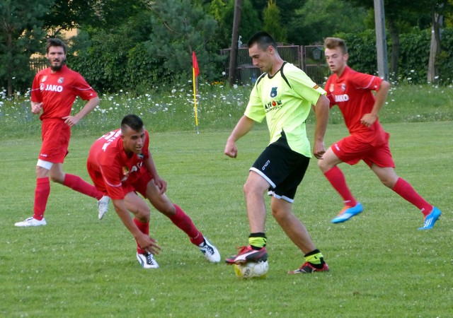 Piłkarze Sanu Stalowa Wola (czerwone stroje) wysoko przegrali na swoim boisku w meczu kontrolnym z Bukową Jastkowice.
