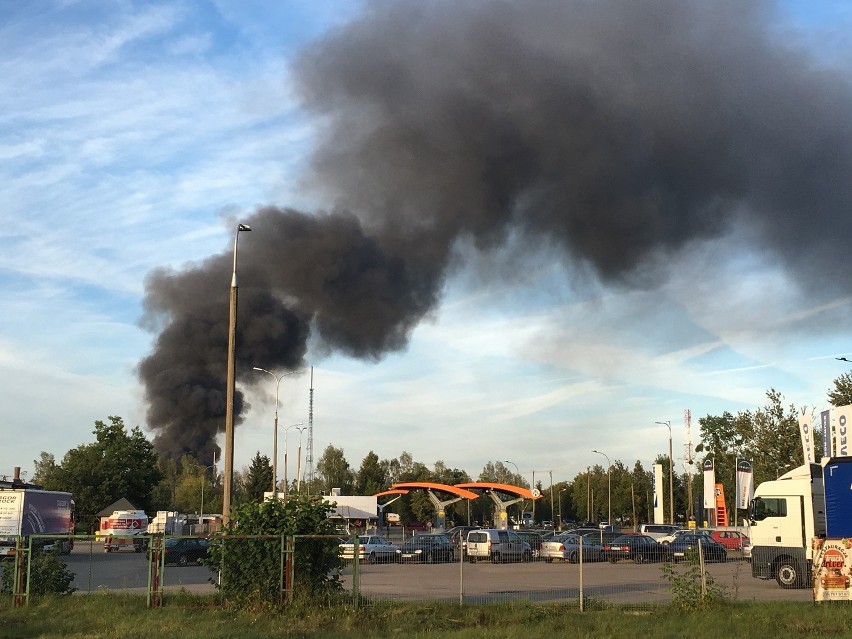 Ostrołęka: Pożar w sortowni śmieci na ul. Przemysłowej