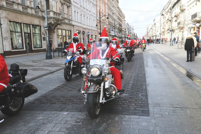 Parada Mikołajów na motorach w Łodzi. MotoMikołaje z prezentami dla dzieci z Domów Dziecka [ZDJĘCIA]