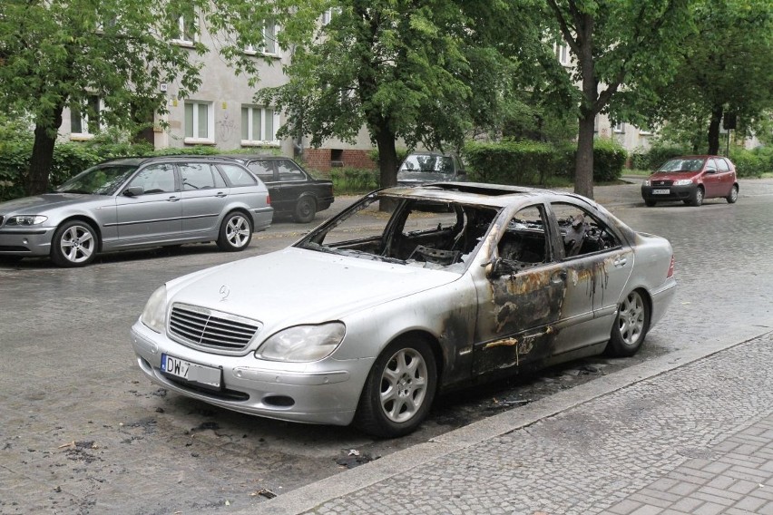 Wrocław: Pożar na Gajowicach. Spłonęły dwa samochody (ZDJĘCIA)