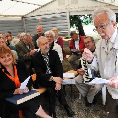 Siedlisko, 4lipca, 2008 r. Druh Zbigniew Czarnuch (z prawej) nadal w świetnej formie. Znów na zbiórce (siedzą od lewej: Ewa Duma - kronikarz miasta Zielonej Góry, Włodzimierz Kwaśniewicz - dyrektor Muzeum Wojskowego w Drzonowie.