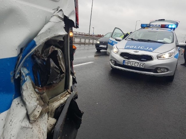 Do wypadku z udziałem trzech aut doszło w środę na wiadukcie w Lesznie. Zderzyły się tam ford, renault i citroen. Czytaj dalej --->