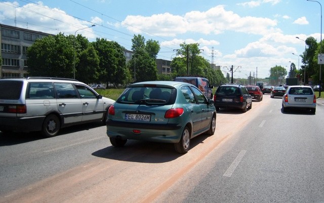 Strażacy zneutralizowali plamę oleju na al. Włókniarzy zasypując ją specjalnym proszkiem.