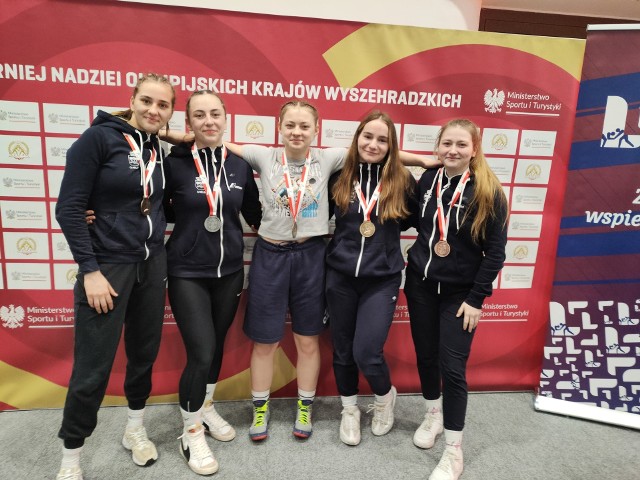 (Zapaśniczki Cementu-Gryfa Chełm. Od lewej stoją: Olha Padoshyk, Anna Kamola, Marta Gajowniczek, Alicja Nowosad i Monika Dadas)