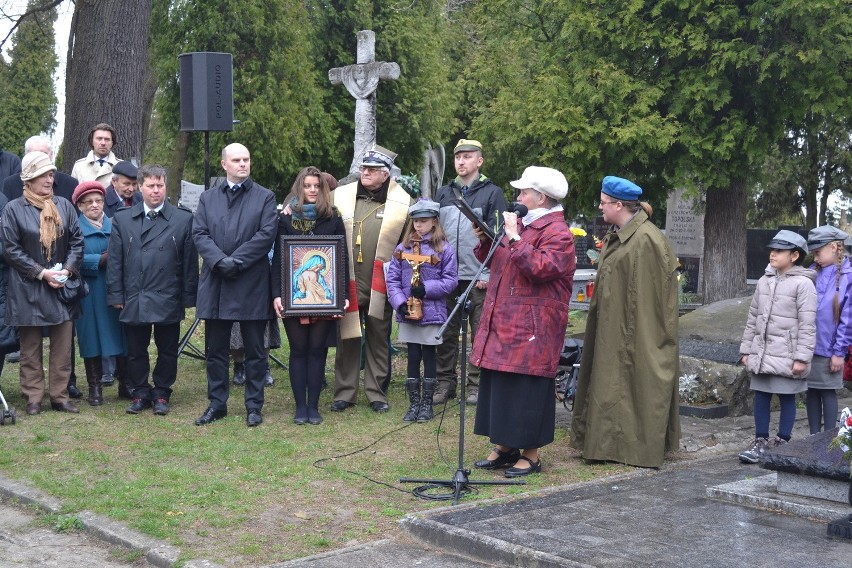 Obchody 75. rocznicy zbrodni katyńskiej w Częstochowie. Pod pomnikiem poległych spoczęły kwiaty 