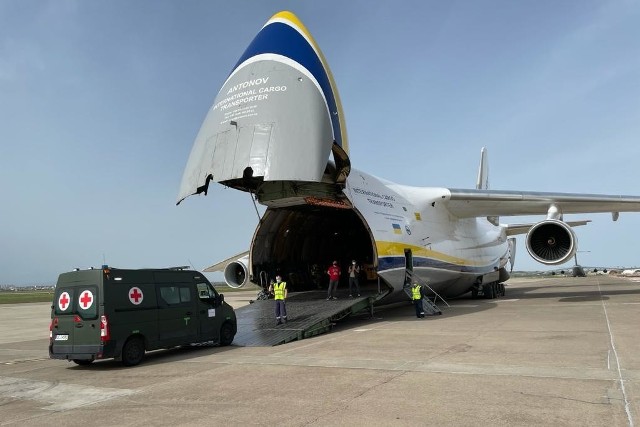 Przygotowany przez opolskich logistyków transport do bazy wojskowej w Turcji. Sprzęt poleciał tam olbrzymim antonowem AN-124.