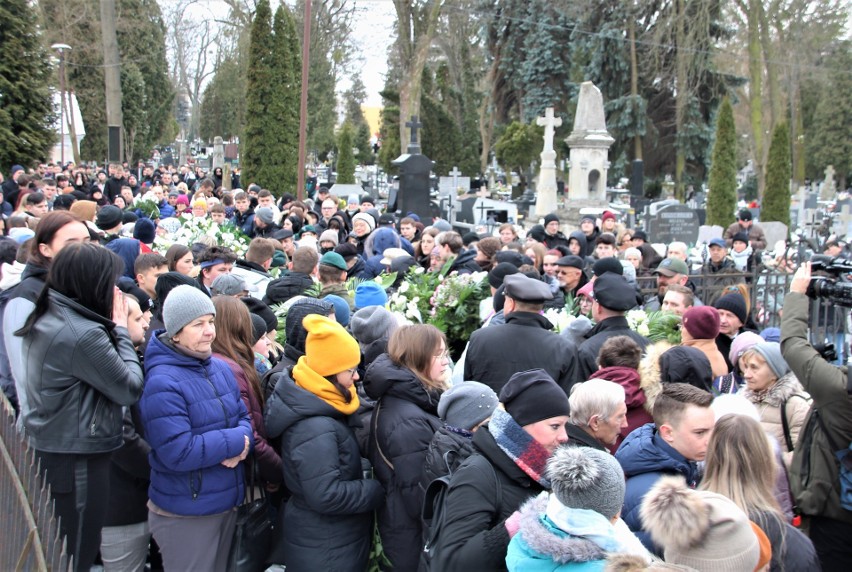 „Nasz rozum jest na to za mały". 16-letniego Eryka żegnały w Zamościu tłumy [ZDJĘCIA]