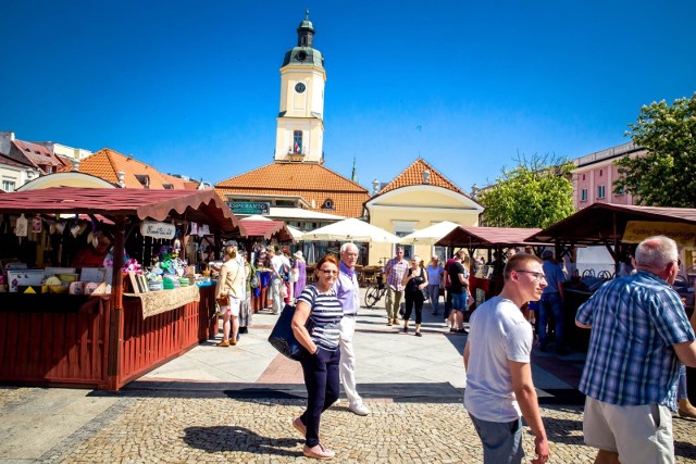 Na Rynku Kościuszki w Białymstoku trwa jarmark majowy. Znajdziemy tam rękodzieło ludowe, tradycyjne przysmaki, naturalne kosmetyki, ozdoby i wiele innych specjałów. W niedzielę piękna pogoda dopisała, więc jarmark cieszy się ogromnym zainteresowaniem. Jarmark Majowy przed Ratuszem będzie trwał do 6 maja.Zobaczcie kolejne zdjęcia posługując się klawiszami strzałek na klawiaturze, myszką lub gestami.