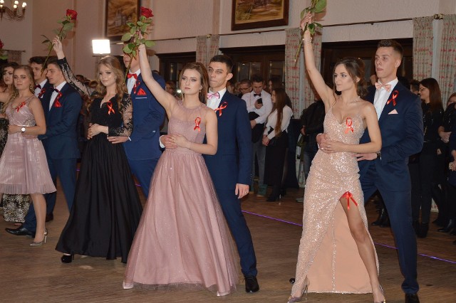 Uczniowie pięciu klas trzecich Liceum Ogólnokształcącego numer II imienia Joachima Chreptowicza w Ostrowcu Świętokrzyskim, zatańczyli w sobotę poloneza na swojej Studniówce.>>> ZOBACZ WIĘCEJ NA KOLEJNYCH ZDJĘCIACH 