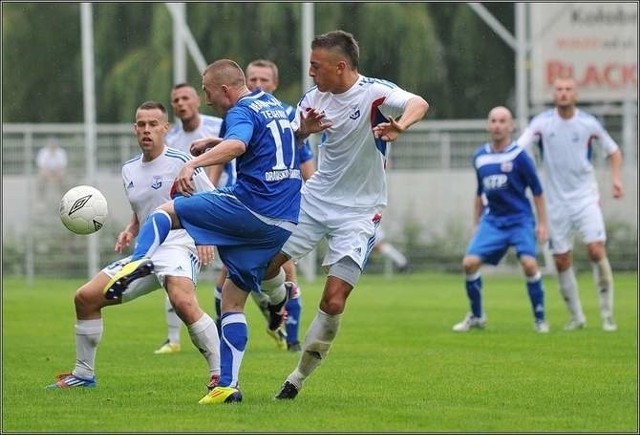 Piłkarze Drawy Drawsko Pomorskie (niebieskie stroje) mają za sobą udaną rundę jesienną w Bałtyckiej trzeciej lidze.