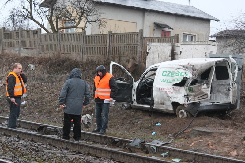 Ośno. Wypadek na przejeździe kolejowym.