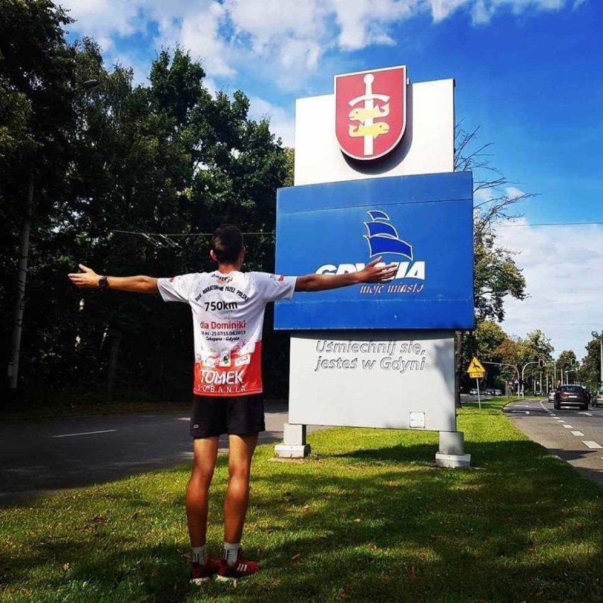 20-letni Tomasz Sobania pokonał biegiem trasę z Zakopanego do Gdyni! Pobiegł, aby pomóc w leczeniu chorej Dominiki