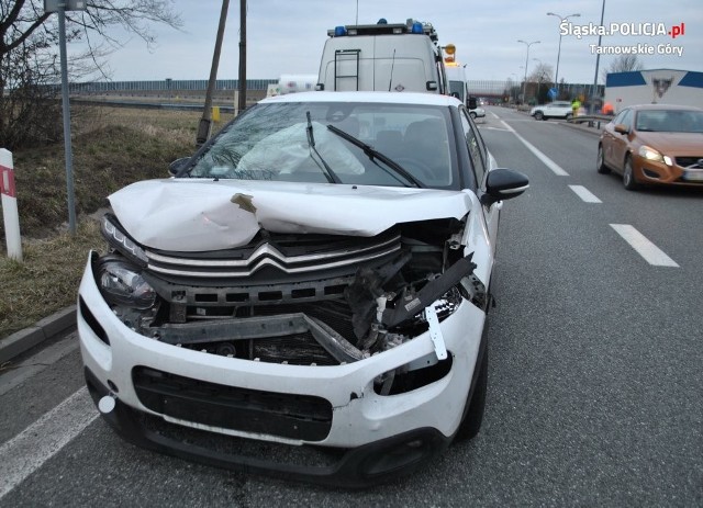 Groźny wypadek w Szałszy. Zderzyły się trzy samochody, a dwie osoby trafiły do szpitala Zobacz kolejne zdjęcia. Przesuwaj zdjęcia w prawo - naciśnij strzałkę lub przycisk NASTĘPNE