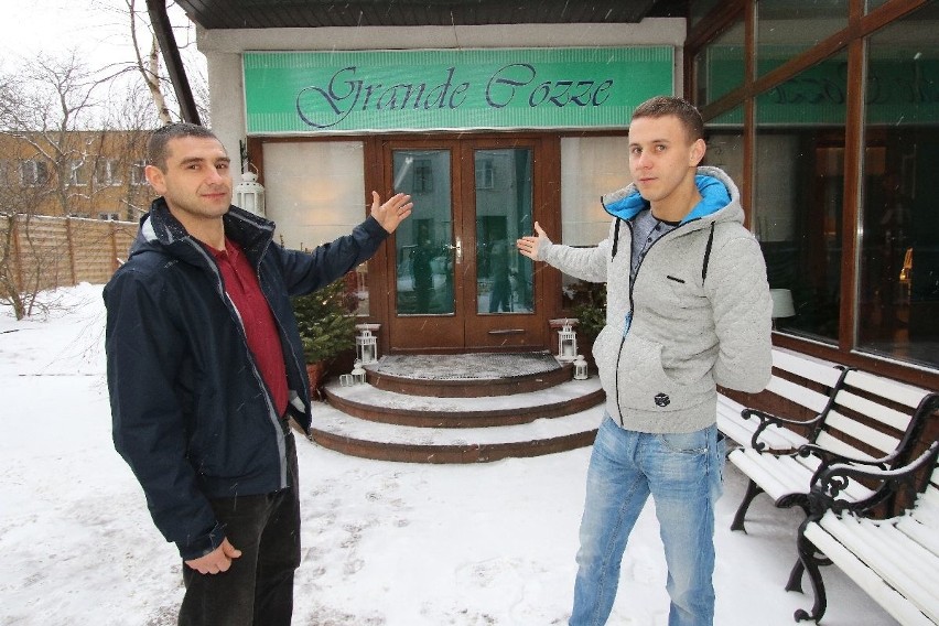 Sebastian i Grzegorz, prezentują wejście do odnowionego...