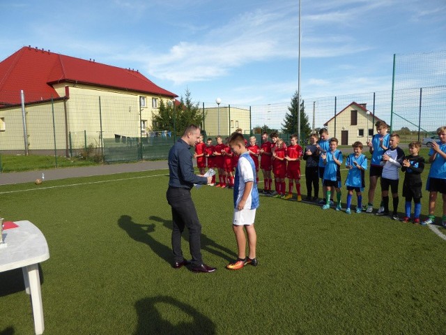 Turniej został rozegrany na Orliku w Bartodziejach. Zmagania młodych sportowców obserwował wójt gminy Arkadiusz Baran.